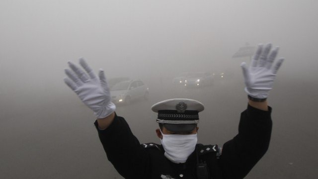 <p>
	Видимостта в смога на моменти е била по-малка от 50 метра. <em>Снимка: Ройтерс</em></p>
