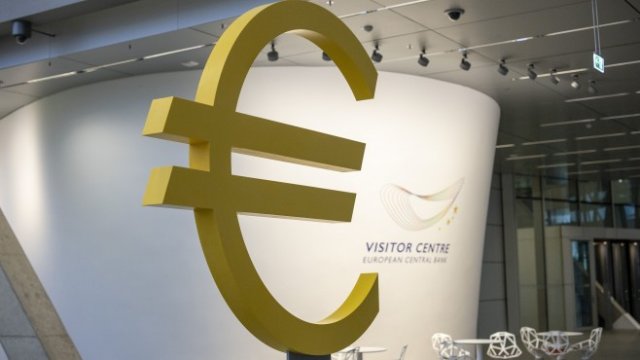 <p>
	<em>Символът на единната европейска валута в центъра за посетители на ЕЦБ. Снимка:&nbsp;Alex Kraus/Bloomberg</em></p>
