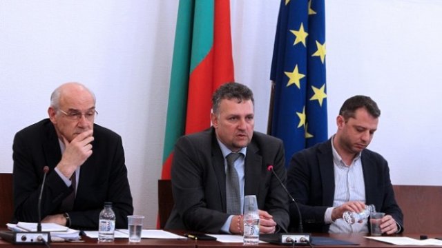 <p>
	Дискусия за промените в Закона за енергетика се проведе в НС. На снимката от ляво на дясно: председателят&nbsp; на КЕВР Иван Иванов, Валентин Николов - зам.-председател на Комисията по енергетика в НС и Делян Добрев - председател на Комисията по енергетика в НС. <em>Снимка: БТА&nbsp;</em></p>
