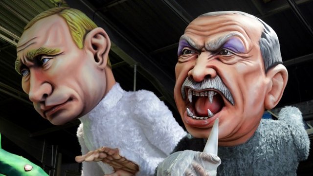 <p>
	<em>Фигури на Владимир Путин и Реджеп Ердоган за карнавала в Ница.&nbsp;</em><em>Снимка: Архив Ройтерс</em></p>
