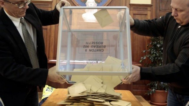 <p>
	Саркози отрече, че ще прави съюз с "Националния фронт" на льо Пен.<em> Снимка: Ройтерс</em></p>
