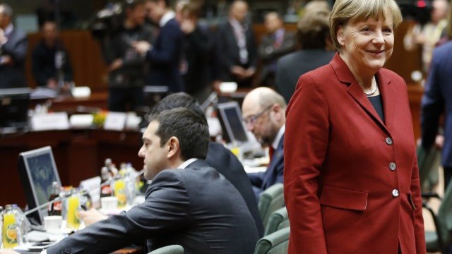 <p>
	Германският канцлер Ангела Меркел се усмихва зад гърба на гръцкия премиер. <em>Снимка: Ройтерс</em></p>
