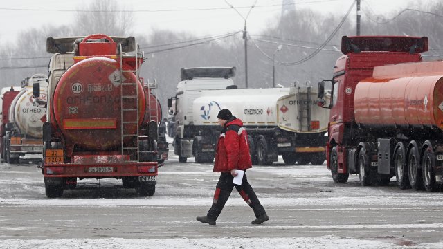 Цистерни с гориво са паркирани на паркинга на Московската петролна рафинерия на АО "Газпром нефт" MNPZ в Москва, Снимка: PA/MAXIM SHIPENKOV