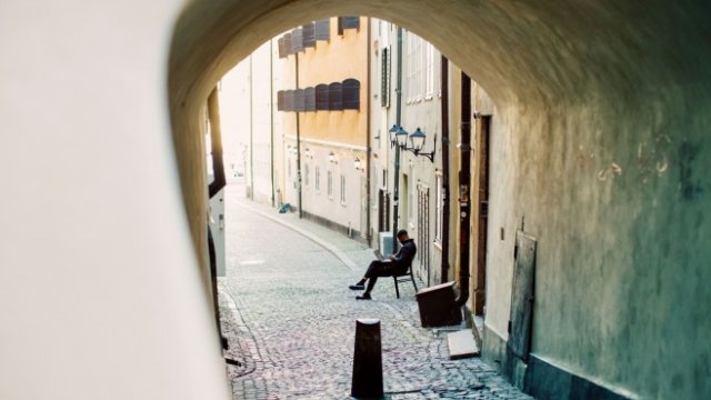 <p>
	Мъж работи на открито на своя лаптоп в Стокхолм. <em>Снимка: Bloomberg LP</em></p>
