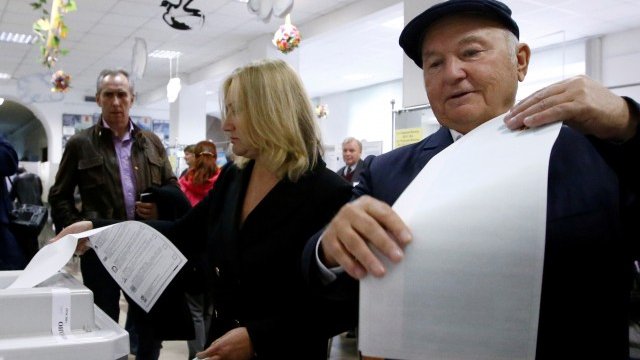 <p>
	<span class="Lbl" id="a2.7.1.3.2:CaptionShort_Lbl">Бившият кмет на Москва Лужков гласува на изборите. <em>Снимка: архив Ройтерс</em></span></p>
