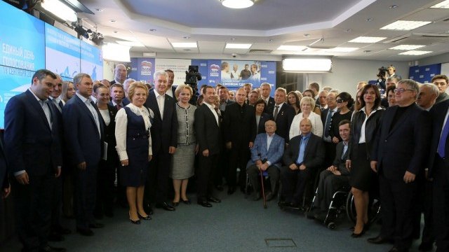 <p>
	Владимир Путин и Дмитрий Медведев с кампанията на &quot;Единна Русия&quot; след края на гласуванията. <em>Снимка: архив Ройтерс</em></p>
