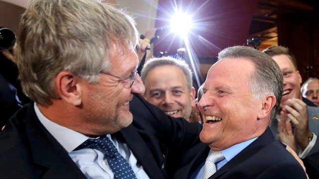 <p>
	Кандидатът на Алтернатива за Германия Георг Паздерски (вдясно) и един от лидерите на партията Йорг Мойтен се поздравяват след излизането на резултатите. <em>Снимка: архив Ройтерс</em></p>
