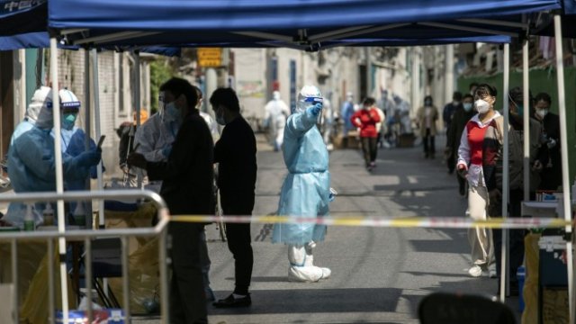 В Китай случаите намаляват, но мерките - не