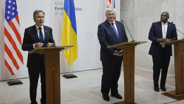 Американският държавен секретар Антъни Блинкен (вляво), украинският външен министър Андрий Сибиха (в средата) и британският външен министър Дейвид Лами (вдясно) на пресконференция в Киев. Снимка: EPA/БГНЕС
