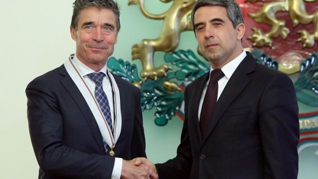<p>
	Росен Плевнелиев награди генералния секретар на НАТО Андерс Фог Расмусен с орден &quot;Стара планина&quot; - първа степен. <em>Снимка: БТА</em></p>
