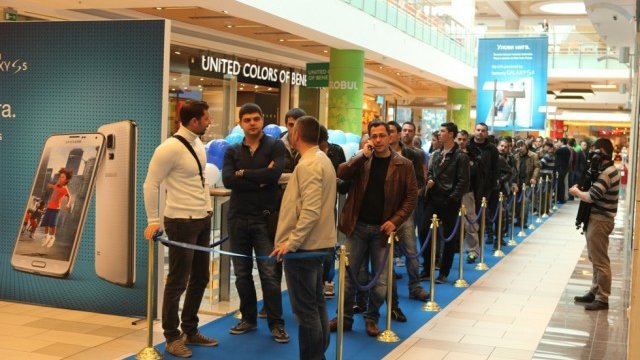 <p>
	Над 150 човека се наредиха на опашка пред Samsung Experience Store, да са сред първите притежатели на новия Galaxy S5. <em>Снимка: Samsung</em></p>
