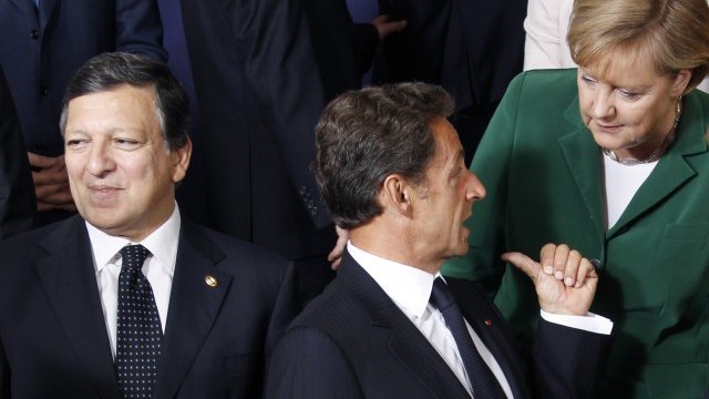 <p>
	Барозу, Саркози и Меркел по време на срещата. <em>Снимка: ахрив Ройтерс</em></p>
