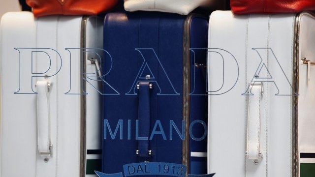 <p>
	Пътнически куфари и чанти на Prada на витрината на неин магазин в Хонконг. <em>Снимка: Архив Ройтерс</em></p>
