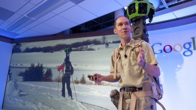 <p>
	Инженер на Google представя технологията за заснемане на труднодостъпни места. <em>Снимка: Ройтерс</em></p>
