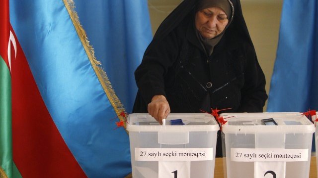 <p>
	Жена гласува в село Нардаран, разположено на около 35 километра от азербайджанската столица Баку. <em>Снимка: Ройтерс</em></p>
