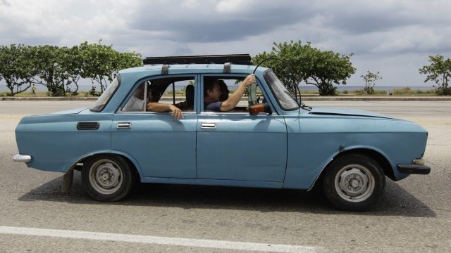 <p>
	Премахването на отстъпката в данъка за коли с катализатор е въвеждане на данък &quot;Москвич&quot;, категорични са от ГЕРБ. <em>Снимка: Архив Ройтерс</em></p>
