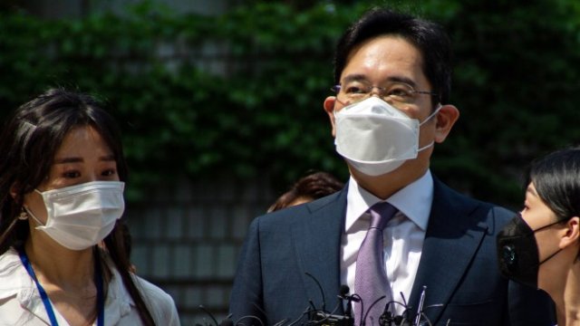 Наследникът на Samsung Лий Юн излиза от затвора