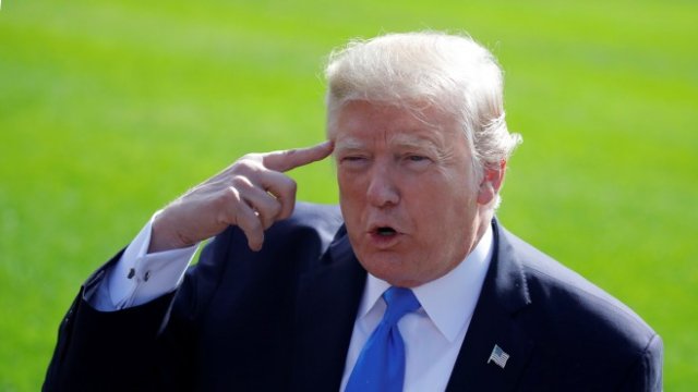 <p>
	Тръмп говори с репортери пред Белия дом, преди да отпътува за Далас. <em>Снимка: Ройтерс&nbsp;</em></p>
