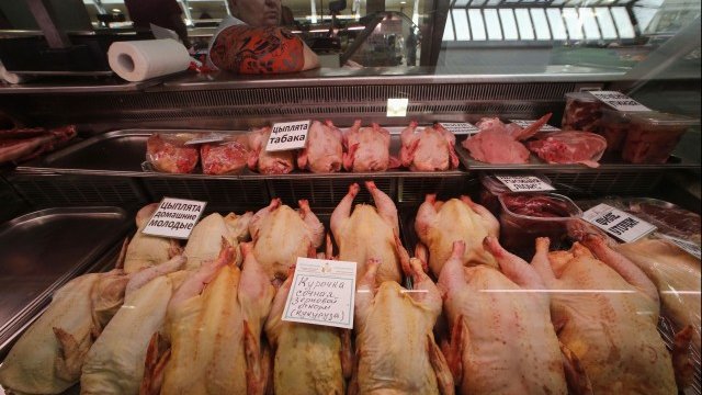 <p>
	Магазин за прясно пилешко месо в Санкт Петербург. <em>Снимка: Ройтерс</em></p>
