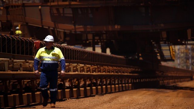 <p>
	Rio Tinto печели най-много пари от производството на желязна руда в отдалечения район на Австралия Пилбара и в Канада. <em>Снимка: архив Ройтерс</em></p>
