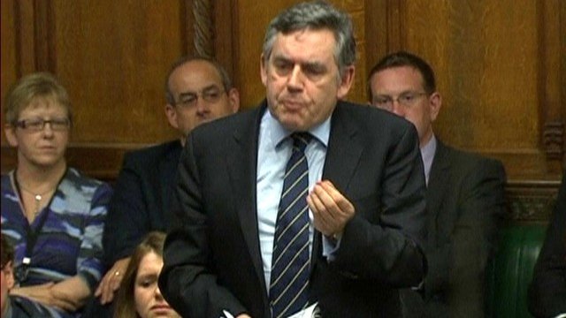 <p>
	Гордън Браун по време на изслушването си пред британския премиер в средата на юли.<em> Снимка: Ройтерс</em></p>
