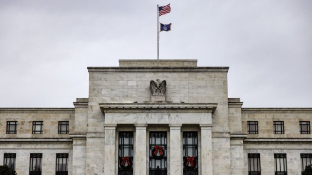 Шефът на Фед: Може да има повишение на лихвите на всяко заседание	