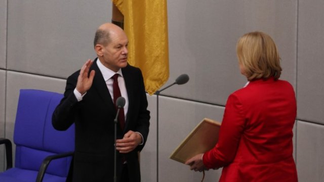 <p>
	Шолц се заклева като канцлер. <em>Снимка: Bloomberg</em></p>
