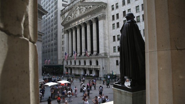 <p>
	Акциите на Wall Street продължават да вървят надолу. <em>Снимки: Getty Images News</em></p>
