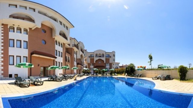 <p>
	<span style="font-size: 11.8181819915771px;">Апарт-хотел &quot;Сънрайз клуб&quot; в Равда. <em>Снимка:&nbsp;</em></span><em><span style="font-size: 11.8181819915771px;">&quot;Св. Св. Константин и Елена&nbsp; холдинг&quot; АД</span></em></p>
