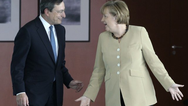 <p style="text-align: justify;">
	Пазарите очакват от Драги количествени улеснения, а от Меркел - повече разходи. <em>Снимка: Ройтерс</em></p>
