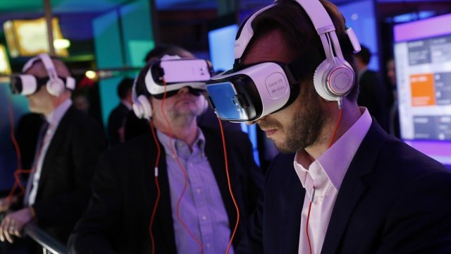 <p>
	Анализатори и журналисти тестват&nbsp;Oculus Rift. <em>Снимка: Ройтерс</em></p>

