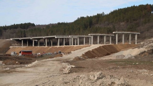 <p>
	Бойко Борисов инспектира изграждането на АМ &bdquo;Хемус&ldquo; в участъка от Търговище към Шумен. <em>Снимка: МС</em></p>
