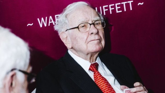 <p>
	Дали Бъфет отново държи печеливши карти? <em>Снимка: Bloomberg</em></p>
