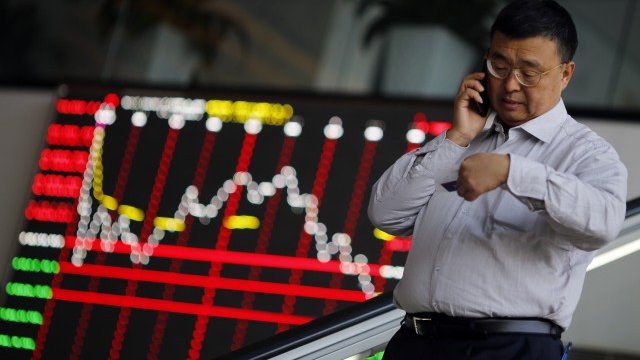 <p style="text-align: justify;">
	Само за последните 6 месеца индексът&nbsp;Shanghai Composite&nbsp;увеличи стойността си с 55%. <em>Снимка: Ройтерс</em></p>
