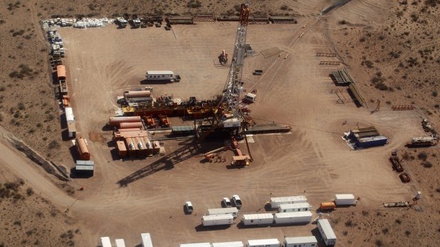 <p>
	Сонда за шистов петрол в САЩ. <em>Снимка: Ройтерс</em></p>
