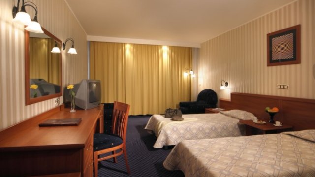 <p>
	Мебелите в "Гранд хотел Пловдив" (Новотел Пловдив) произведени от "Премиер Плевен" ЕООД <em>Снимка: synergon.bg</em></p>
