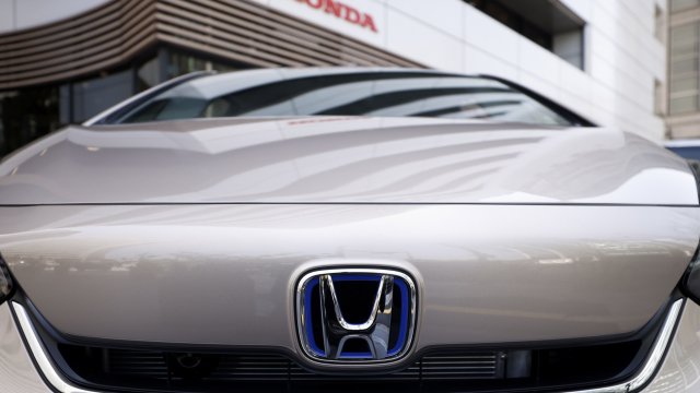 Емблемата на Honda Motor на автомобил на компанията. Снимка: Kiyoshi Ota/Bloomberg
