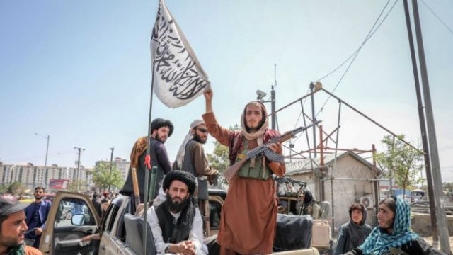 <p>
	Бойци на талибаните на пост в Кабул.<em>&nbsp;Снимка: EPA/STRINGER</em></p>
