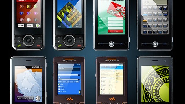 <p>
	50,8% от регулярните интернет потребители използват мобилно устройство&nbsp;за достъп до интернет извън дома и работното място. <em>Снимка: Reuters</em></p>
