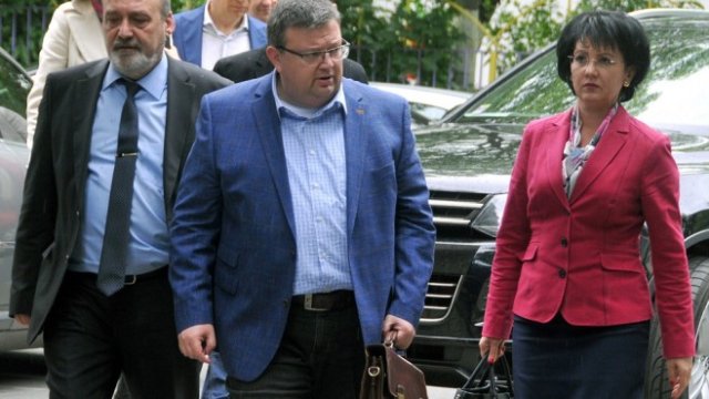 <p>
	Главният прокурор С. Цацаров (средата), министърът на вътрешните работи Валентин Радев и министърът на туризма Николина Ангелкова проведоха среща в Бургас преди началото на туристическия сезон. <em>Снимка: БТА</em></p>
