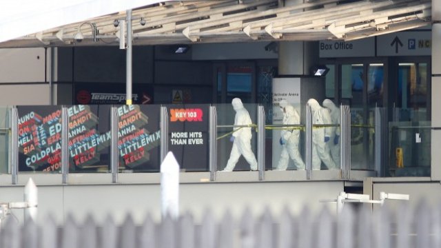 <p>
	Полиция претърсва&nbsp;Manchester Arena след атентата. <em>Снимка: Ройтерс</em></p>
