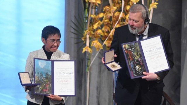 <p>
	Дмитрий Муратов заедно с филипинската журналистка Мария Реса при получаването на Нобеловата награда за мир през 2021 г. <em>Снимка: Rune Hellestad/Getty Images</em></p>
