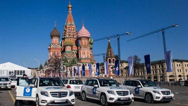<p>
	Луксозните автомобили очакват новите си собственици на Червения площад в Москва. Снимка: Mercedes Russia</p>
