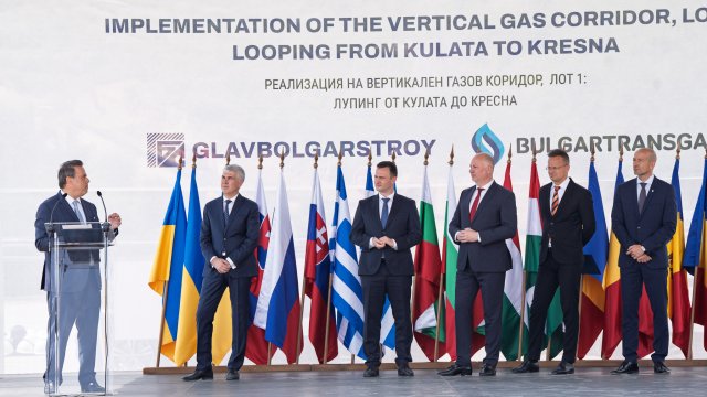 От ляво надясно: Министърът на околната среда и енергетиката на Гърция Ставрос Папаставру (на катедра), изпълнителният директор на &bdquo;Булгартрансгаз&ldquo; Владимир Малинов, министърът на енергетиката на България Жечо Станков, министър-председателят Росен Желязков, министърът на външните работи и търговията на Унгария Петер Сиярто и председателят на УС на &quot;Главболгарстрой Холдинг&quot; Калин Пешов. Снимка: Марио Шуманов