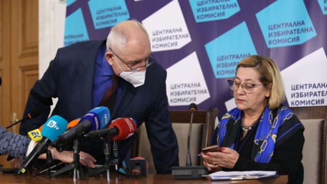 <p>
	Централната избирателна комисия дава брифинг с данни за изборите. На снимката: Таня Цанева, Димитър Димитров. <em>БГНЕС/БЛАГОЙ КИРИЛОВ</em></p>
