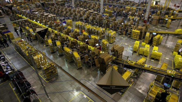 <p>
	Склад на компанията в Испания, близо до Мадрид. <em>Снимка: Ройтерс</em></p>
