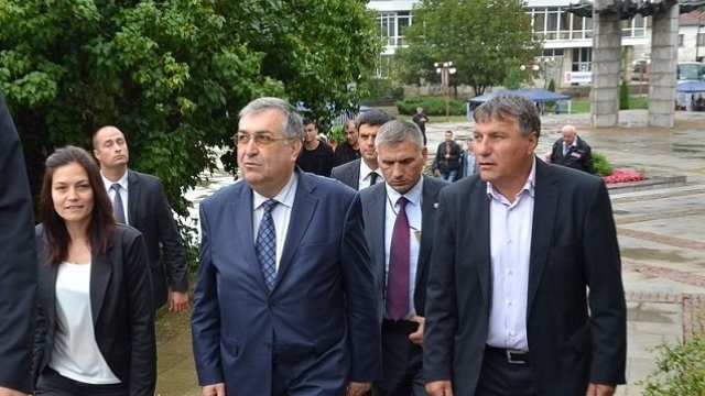 <p>
	Премиерът Георги Близнашки посети Чипровци по повод честването на 390 години от създаването на първото училище в града. <em>Снимка: БТА</em></p>
