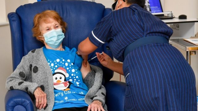 <p>
	Първа с ваксина във Великобритания стана 90-годишната Маргарет Кийнън от Ковънтри. <em>Снимка:&nbsp;JACOB KING / PRESS ASSOCIATION</em></p>
