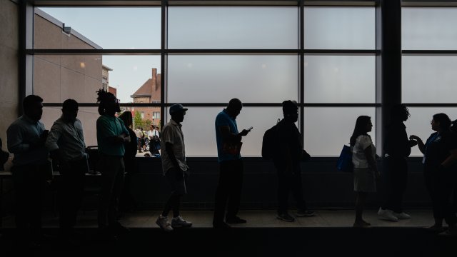 Броят на работещите в САЩ се е увеличил с повече от очакваното през юни