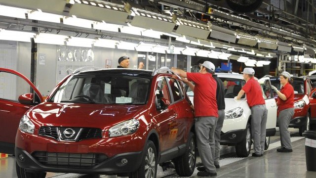 <p>
	В годините след кризата заводът в Съндърланд произвеждаше повече автомобили, отколкото в цяла Италия. <em>Снимка: Ройтерс</em></p>
